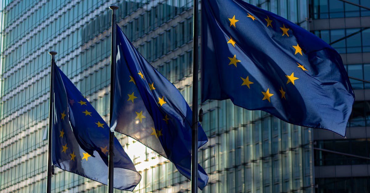 Banderas de la Unión Europea ondeando frente al edificio de la Comisión Europea