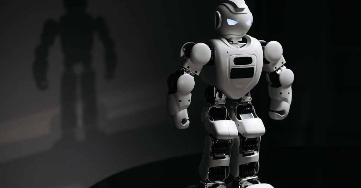 Robot blanco proyectando una sombra sobre fondo oscuro, metáfora del shadow AI en la empresa.