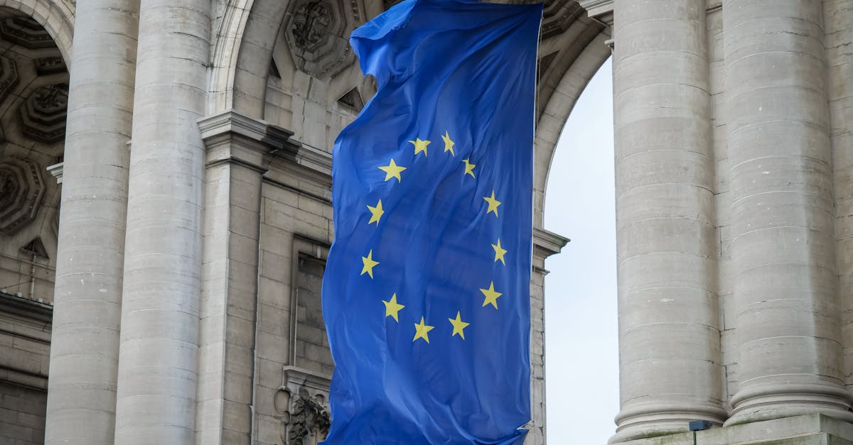 Bandera de la Unión Europea ondeando bajo el Arco del Cincuentenario en Bruselas