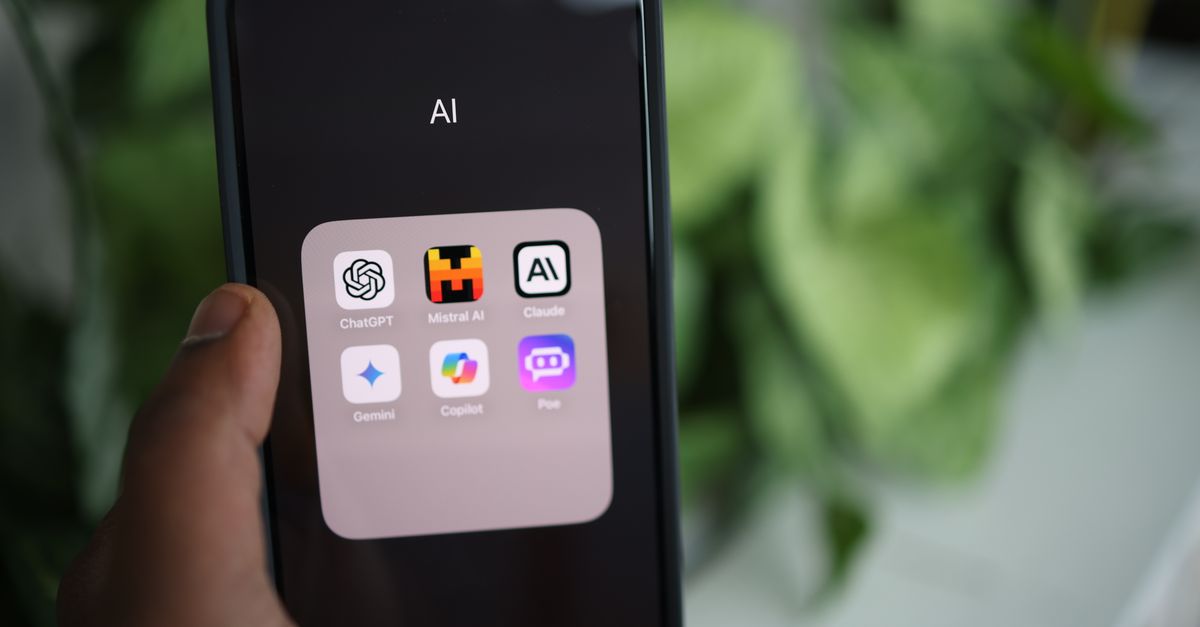 Smartphone con varias apps de IA (ChatGPT, Claude, Gemini, Copilot), los sistemas de IA que una empresa debe inventariar.