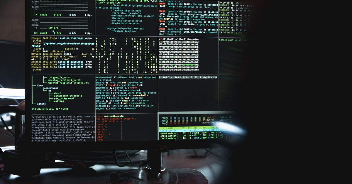 Monitor mostrando código y datos de ciberseguridad sobre fondo oscuro