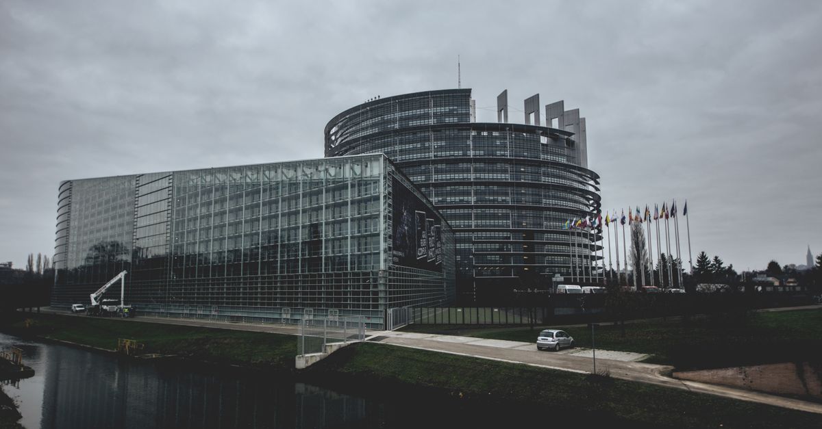 Arquitectura del Parlamento Europeo en Estrasburgo, sede de la regulación de la IA en la Unión Europea