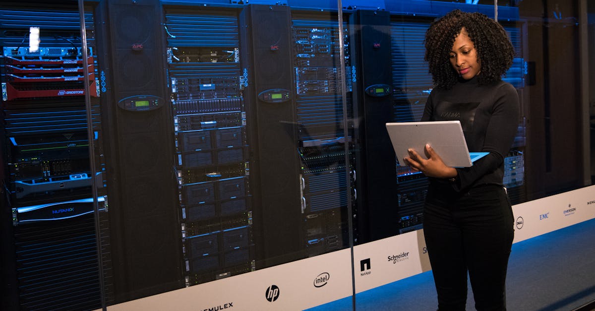 Ingeniera monitorizando servidores en un data center